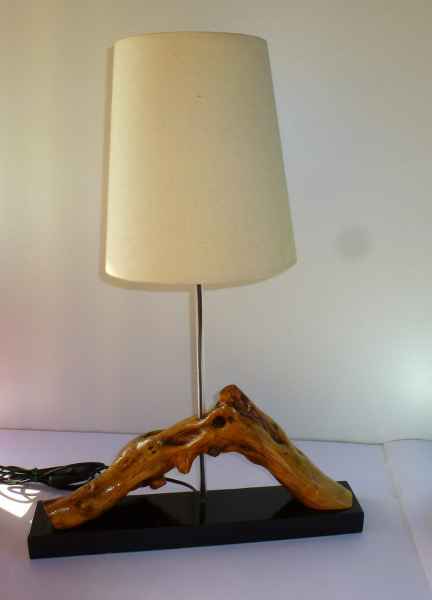 lume da tavolo realizzato a mano con ramo di olivo lucidato