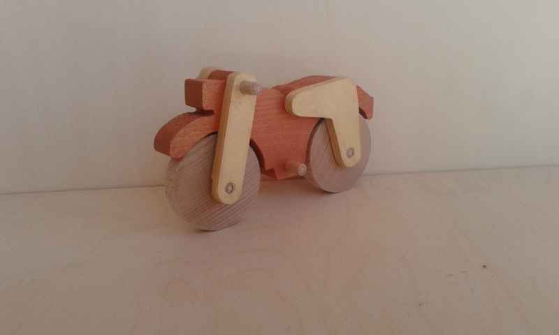 Moto giocattolo in legno