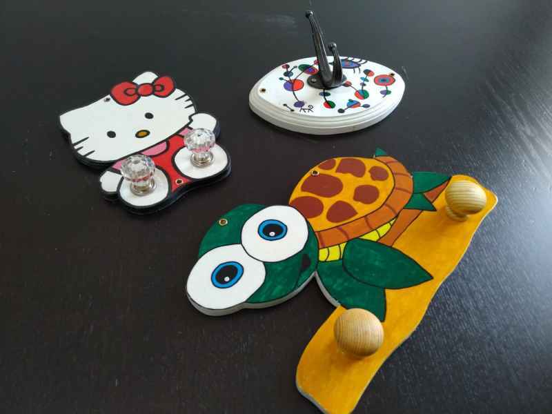 Appendiabiti realizzati in legno dipinto a mano