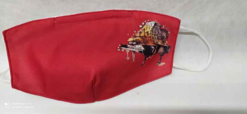 Mascherina rossa con pianoforte e strass